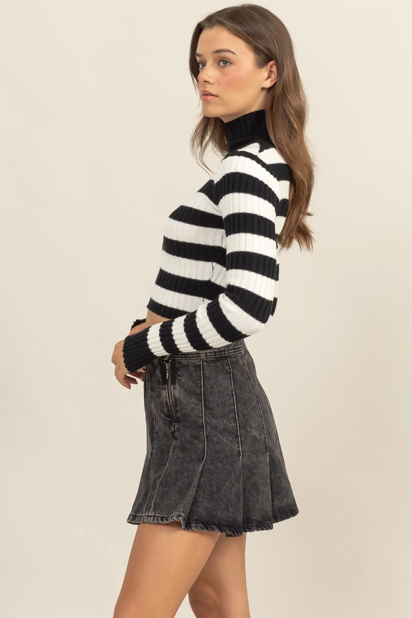 HF24F817-Striped Knit Turtleneck Crop Top